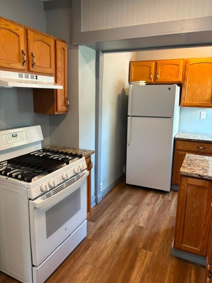 2100 Newton St - Photo 2 of 21