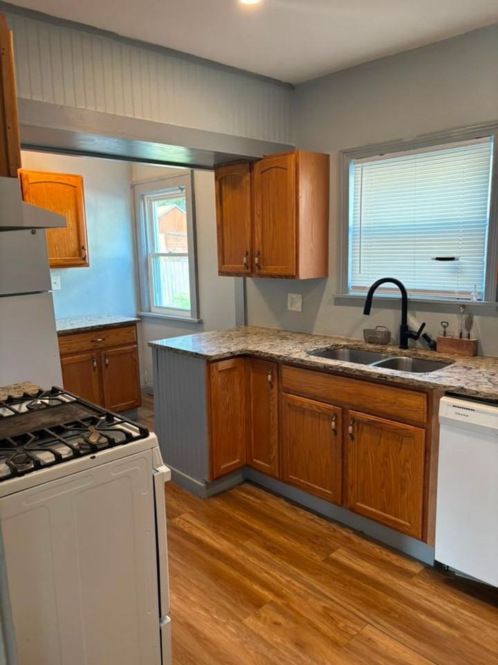 2100 Newton St - Photo 3 of 21