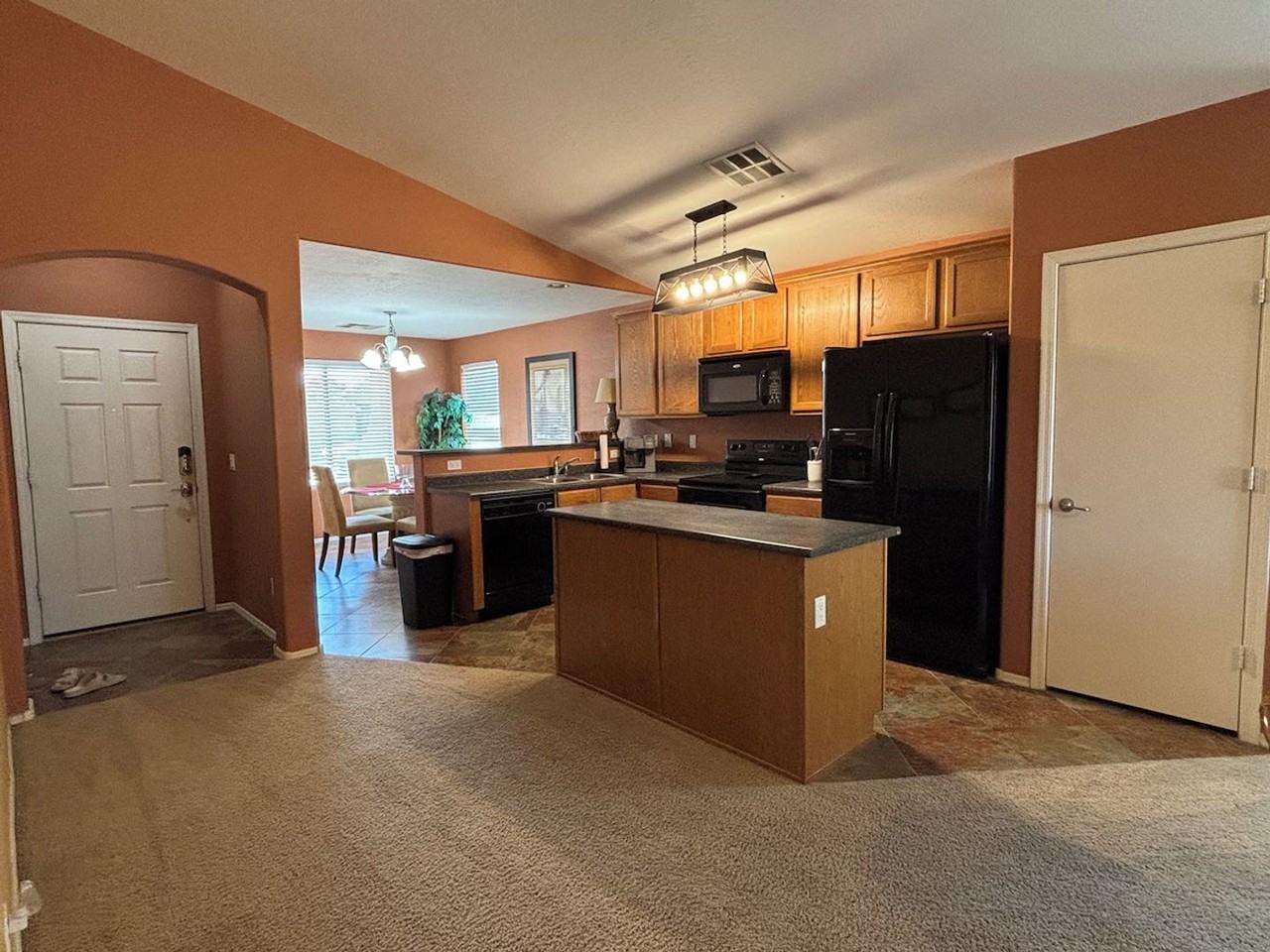 776 W Fairlane Ct - Photo 2 of 17