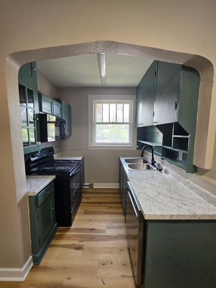 2405 S Battery St #B - Photo 7 of 13
