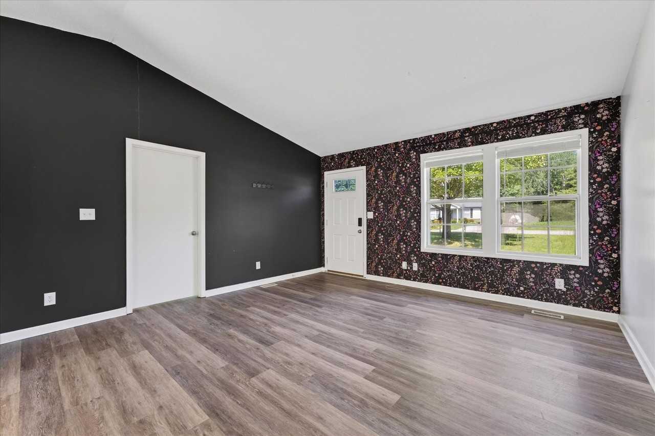 727 Acorn Dr - Photo 6 of 26