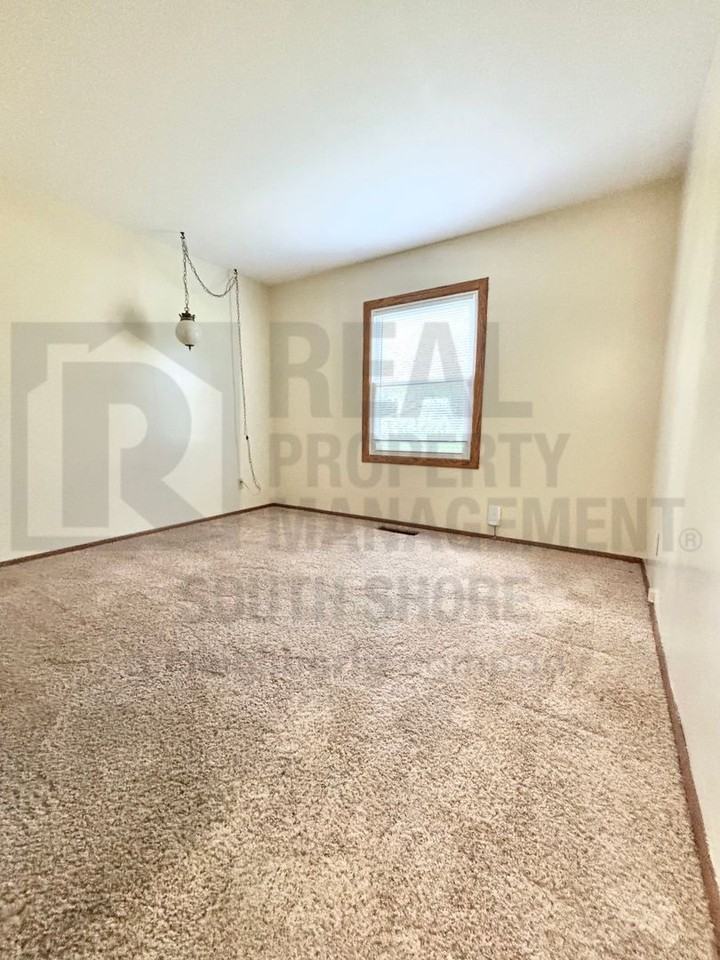 555 Meadow Ln - Photo 4 of 11