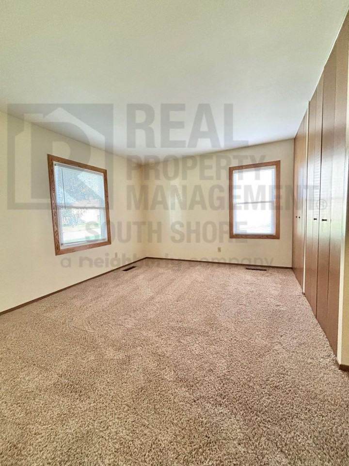 555 Meadow Ln - Photo 5 of 11