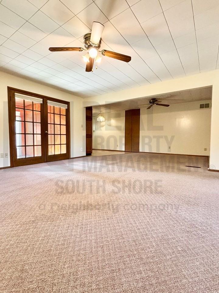 555 Meadow Ln - Photo 7 of 11