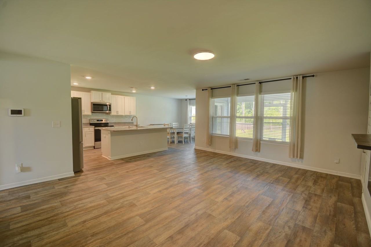 13 Evian Ct - Photo 4 of 31