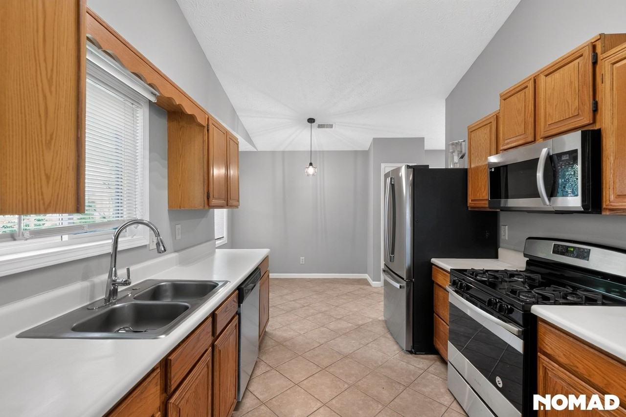 933 River Rock Dr - Photo 4 of 34