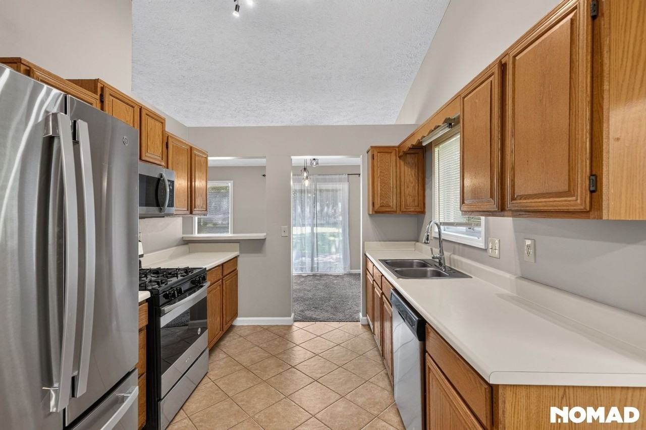 933 River Rock Dr - Photo 5 of 34