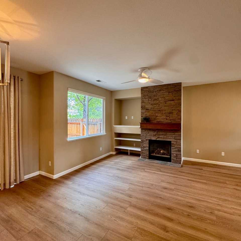 2195 Canyon Mesa Ct - Photo 4 of 15