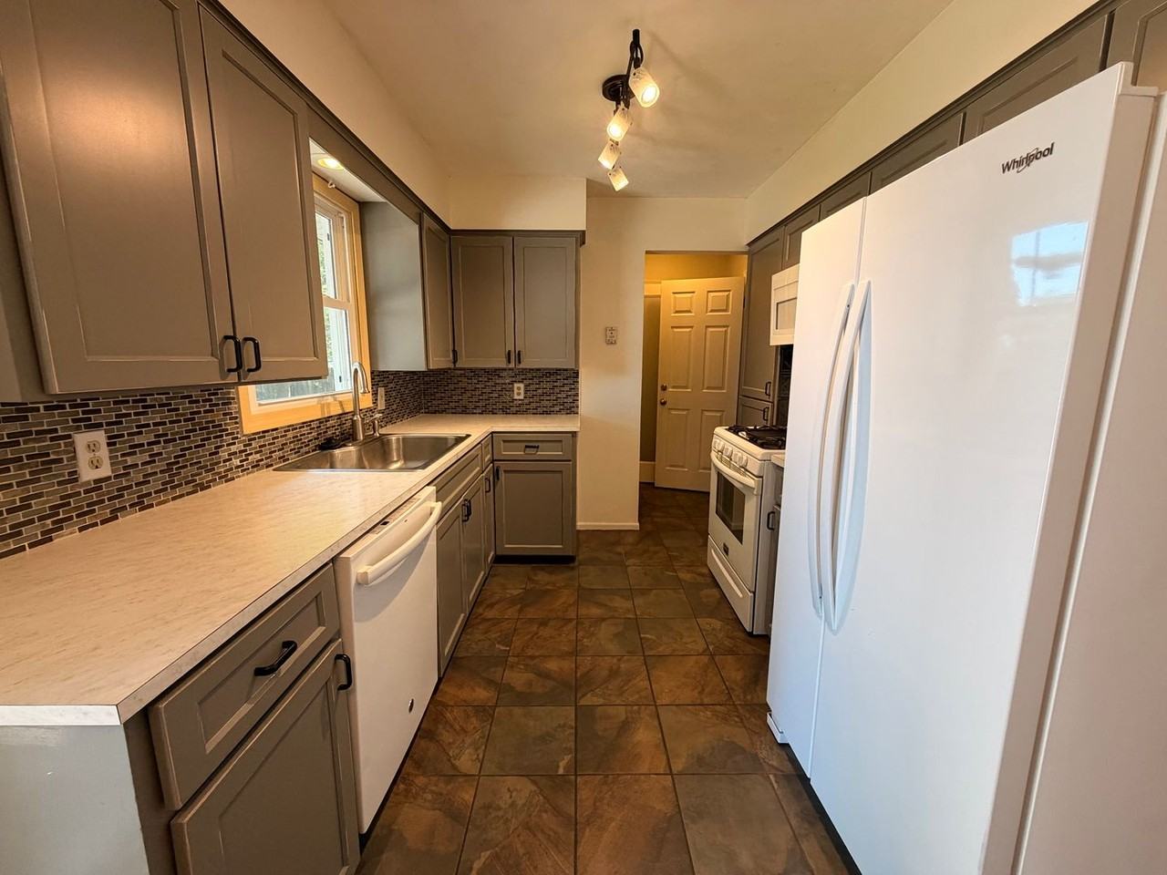 3033 New Holland St - Photo 4 of 33