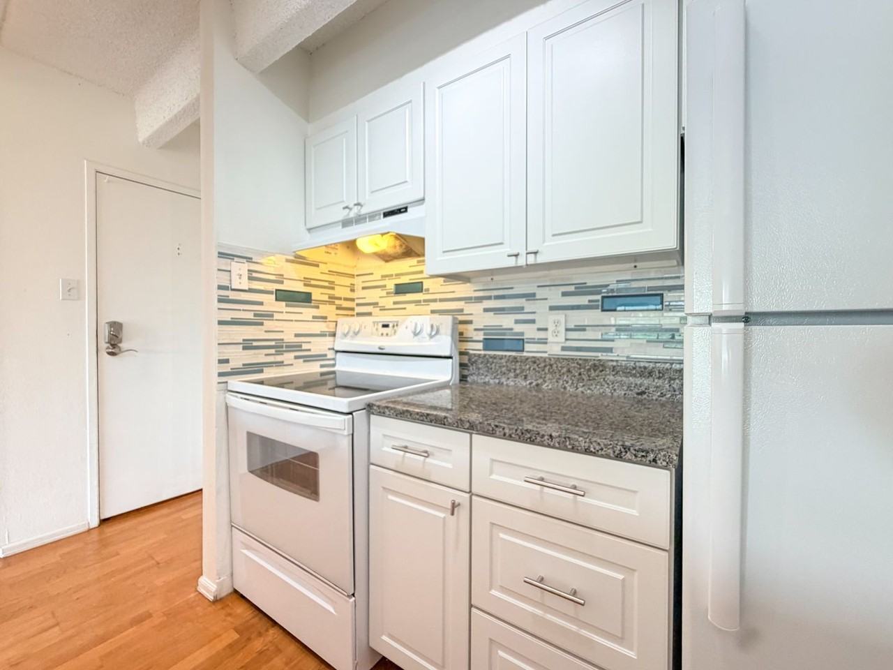 1433 N Williams St - Photo 5 of 34