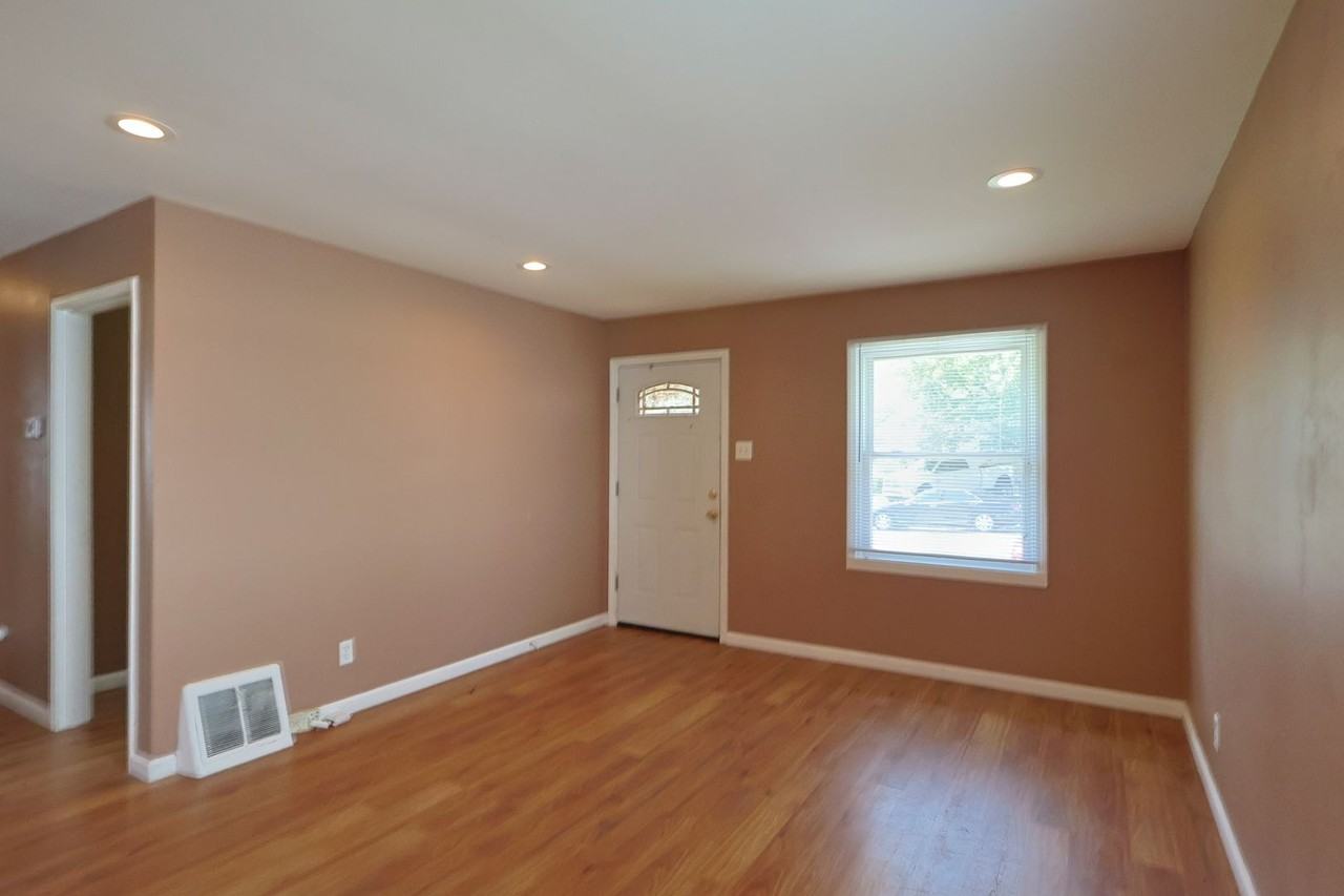 325 Caithness Rd - Photo 3 of 27
