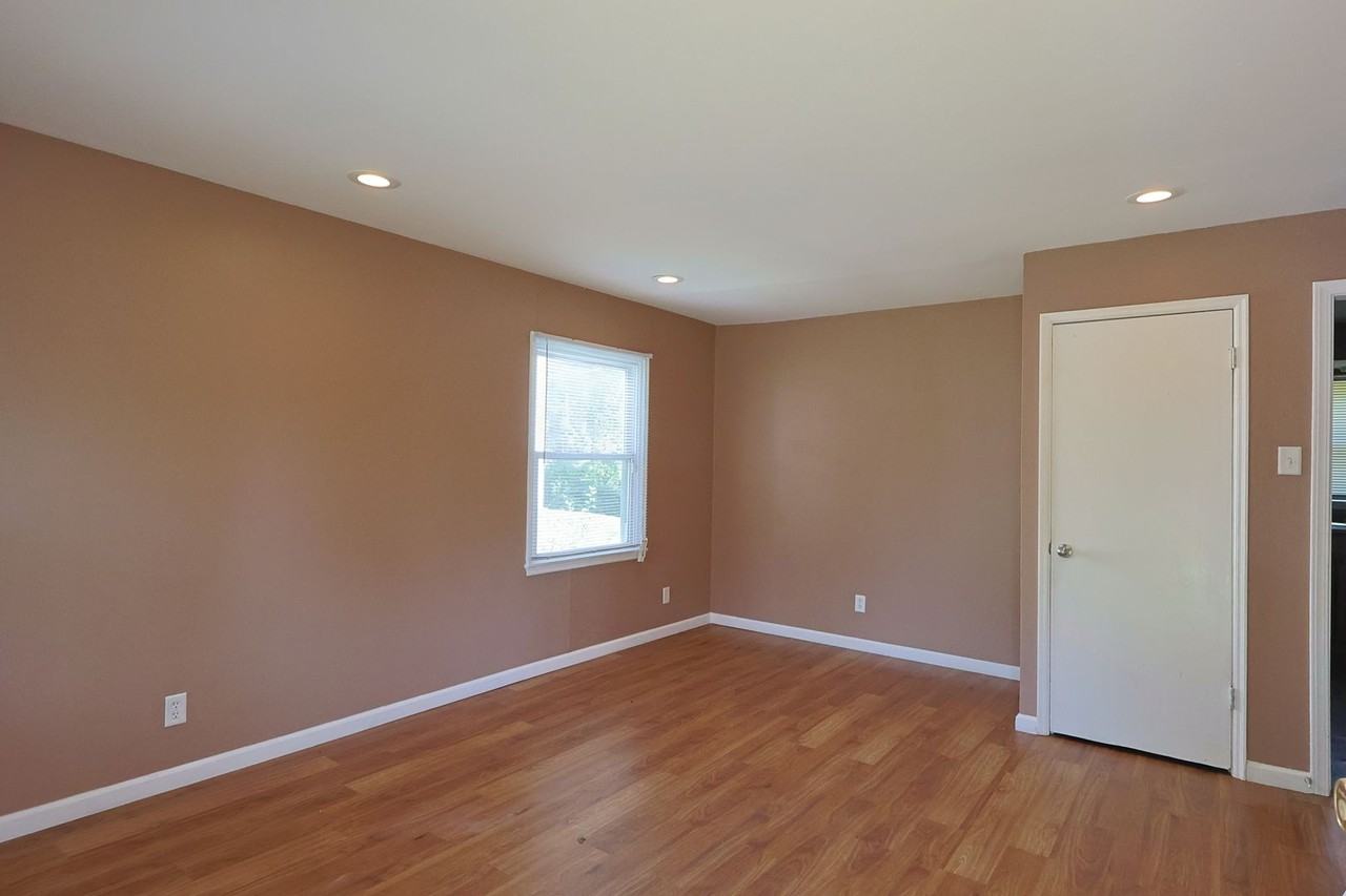 325 Caithness Rd - Photo 4 of 27
