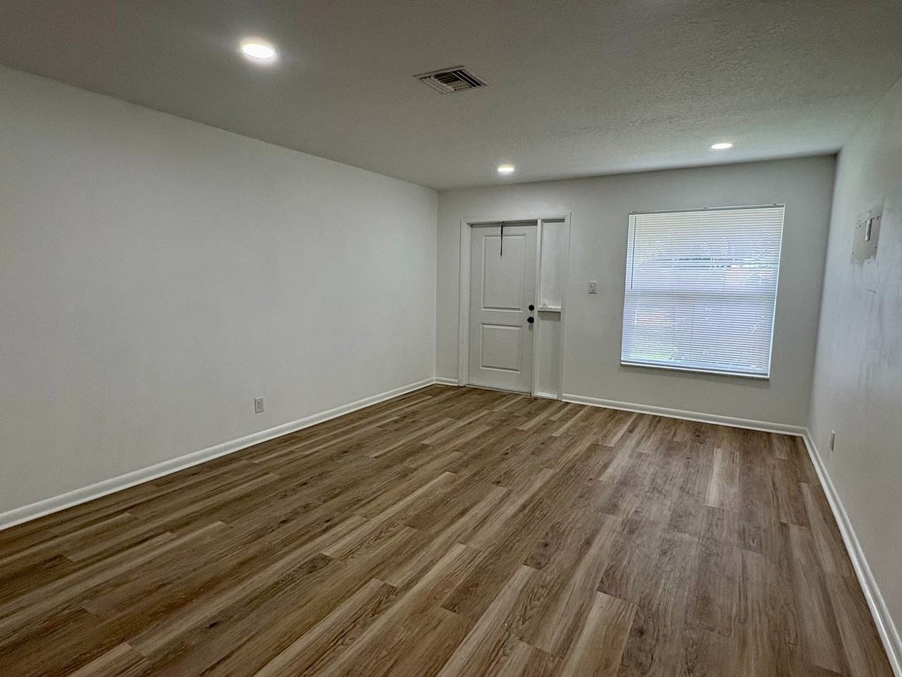 1135 Sw Spruce St - Photo 3 of 13