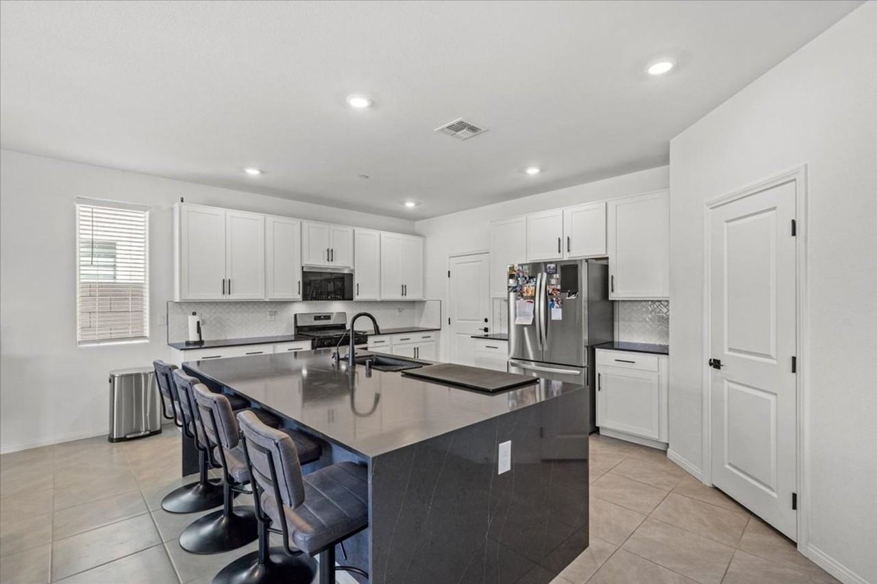 10021 Locking Biner Ave - Photo 7 of 23