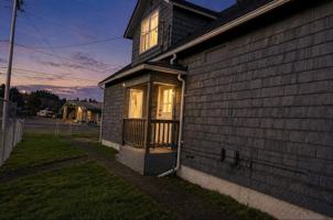 featured image of 909 E 2nd St #1-2