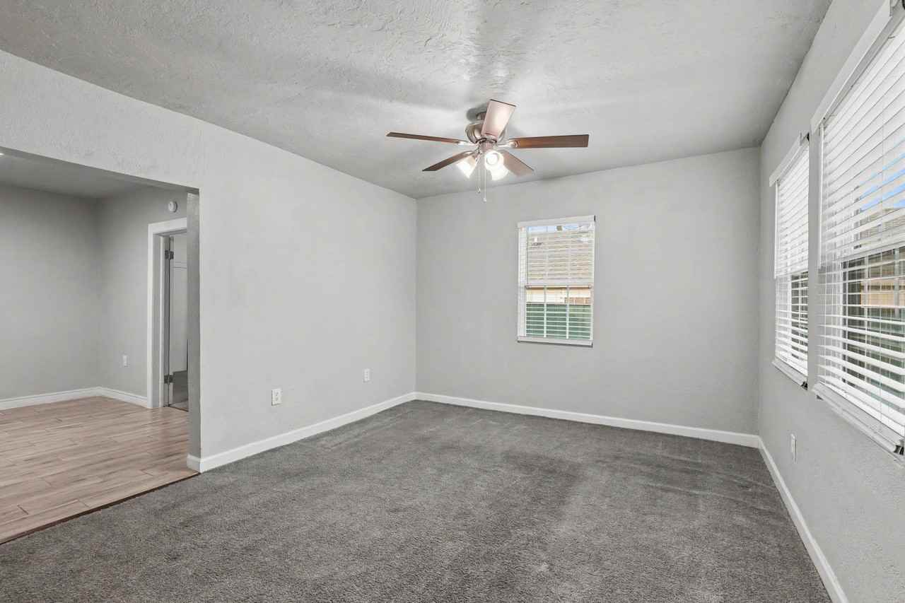 537 Sw 45th St #1 - Photo 6 of 32