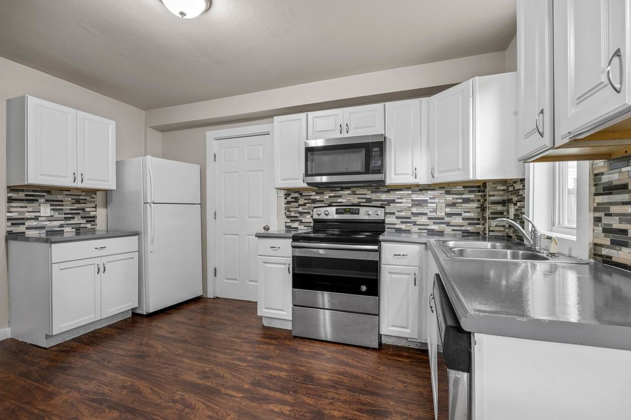 1310 23rd St - Photo 3 of 22