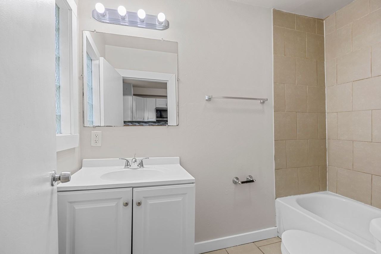 1310 23rd St - Photo 4 of 22