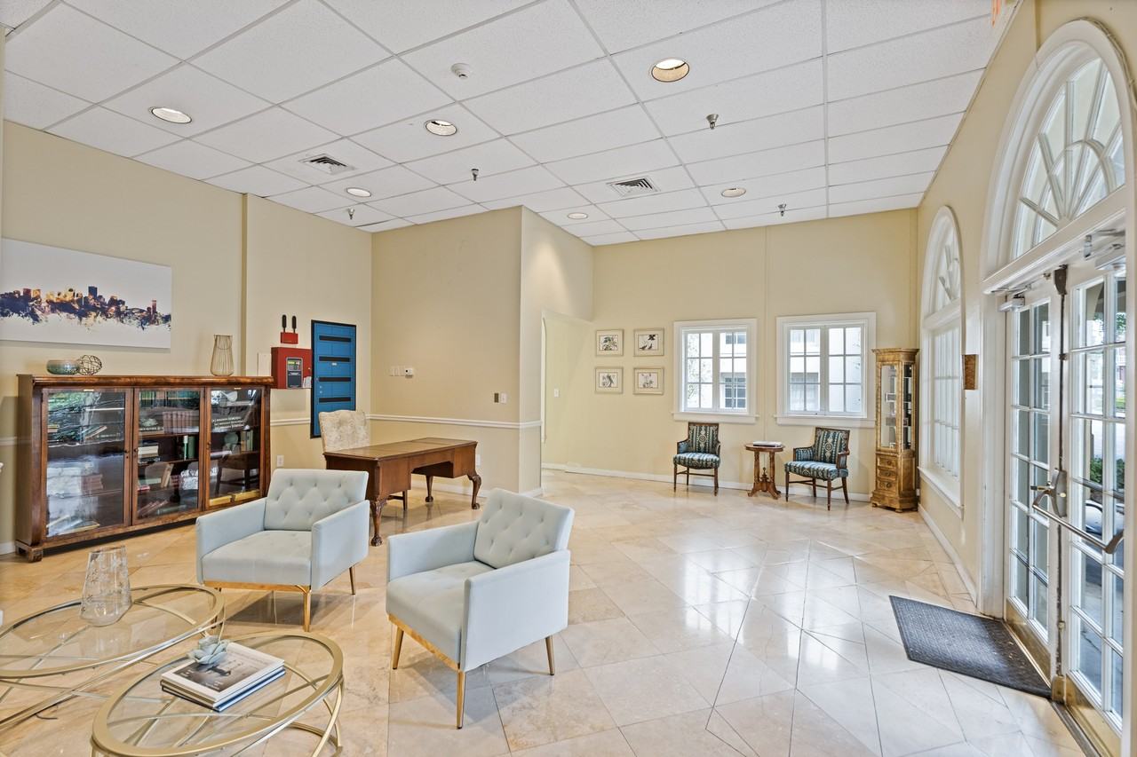 1224 Saint Charles Ave #1 - Photo 3 of 10
