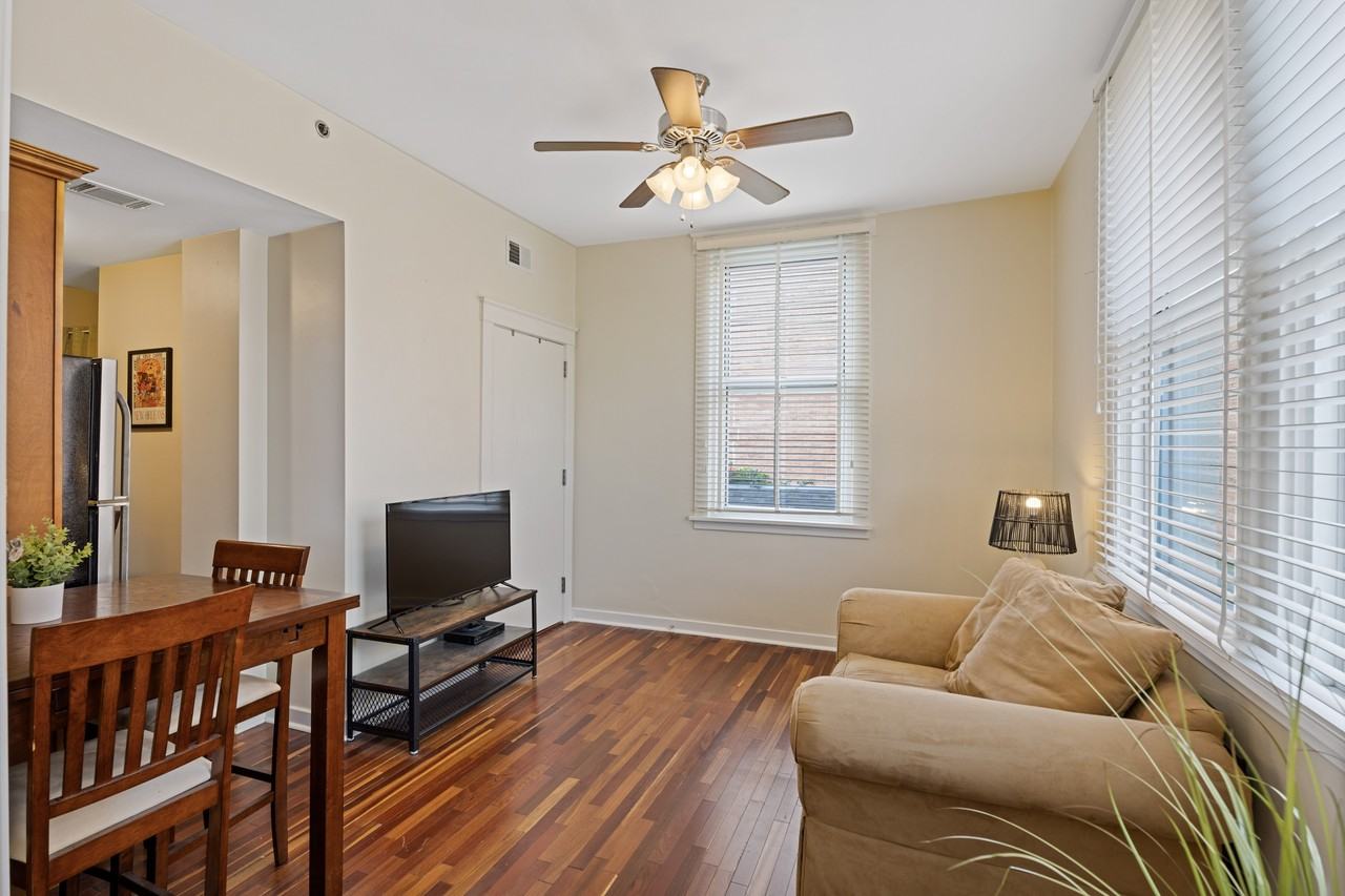 1224 Saint Charles Ave #1 - Photo 4 of 10