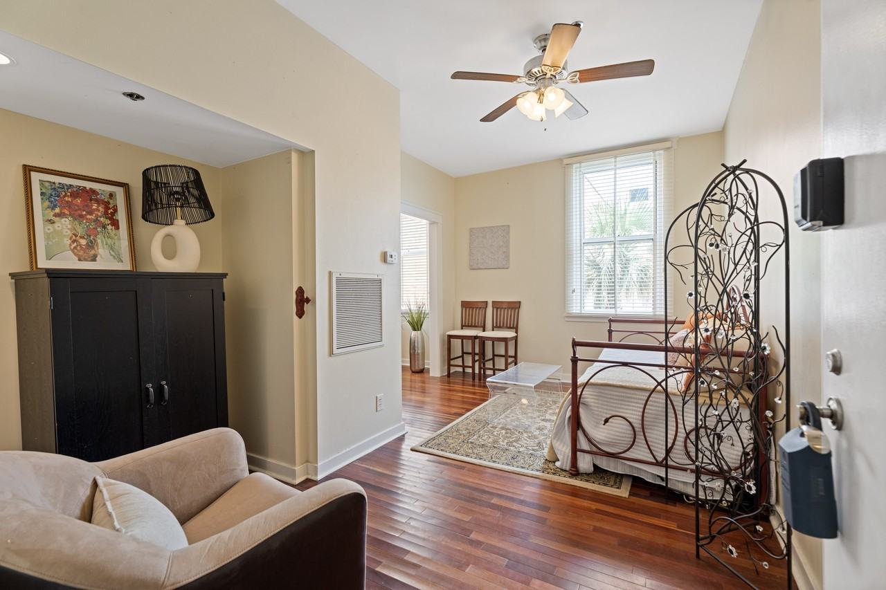 1224 Saint Charles Ave #1 - Photo 5 of 10
