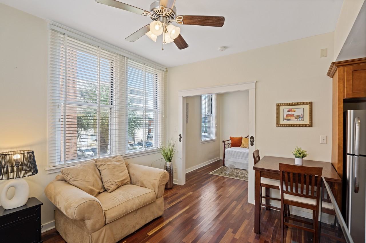 1224 Saint Charles Ave #1 - Photo 6 of 10
