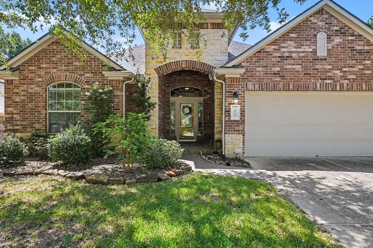 1912 Hill Manor Dr - Photo 2 of 36