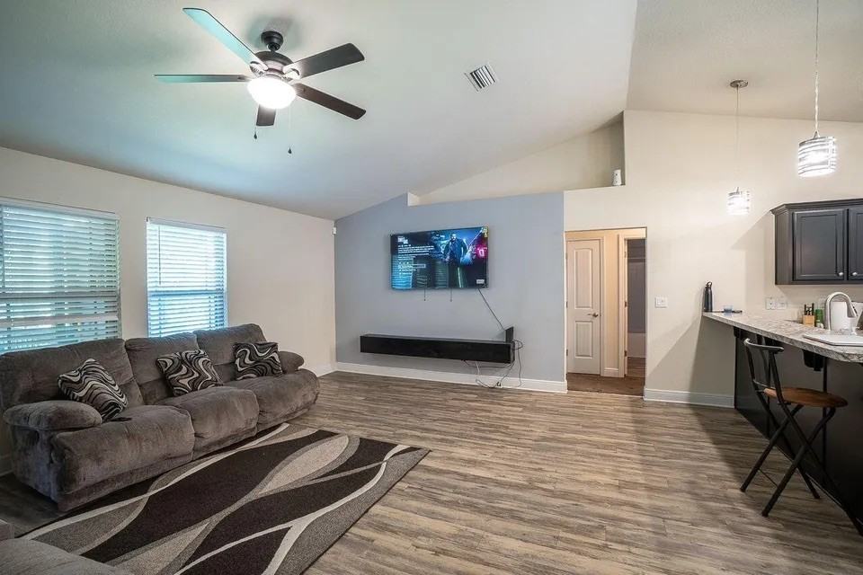 191 Conquest Ave #1 - Photo 4 of 40