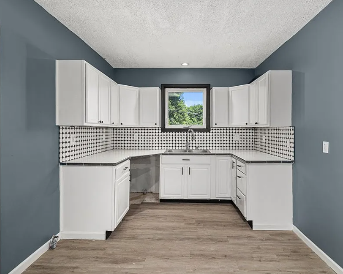 131 Sturges Ave - Photo 4 of 5
