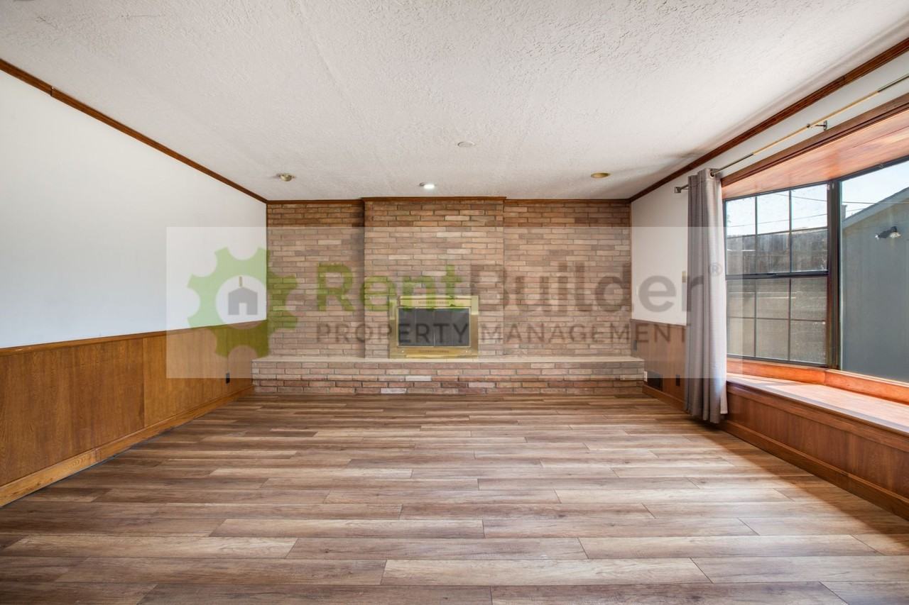 8304 Dellwood Rd Ne - Photo 7 of 25