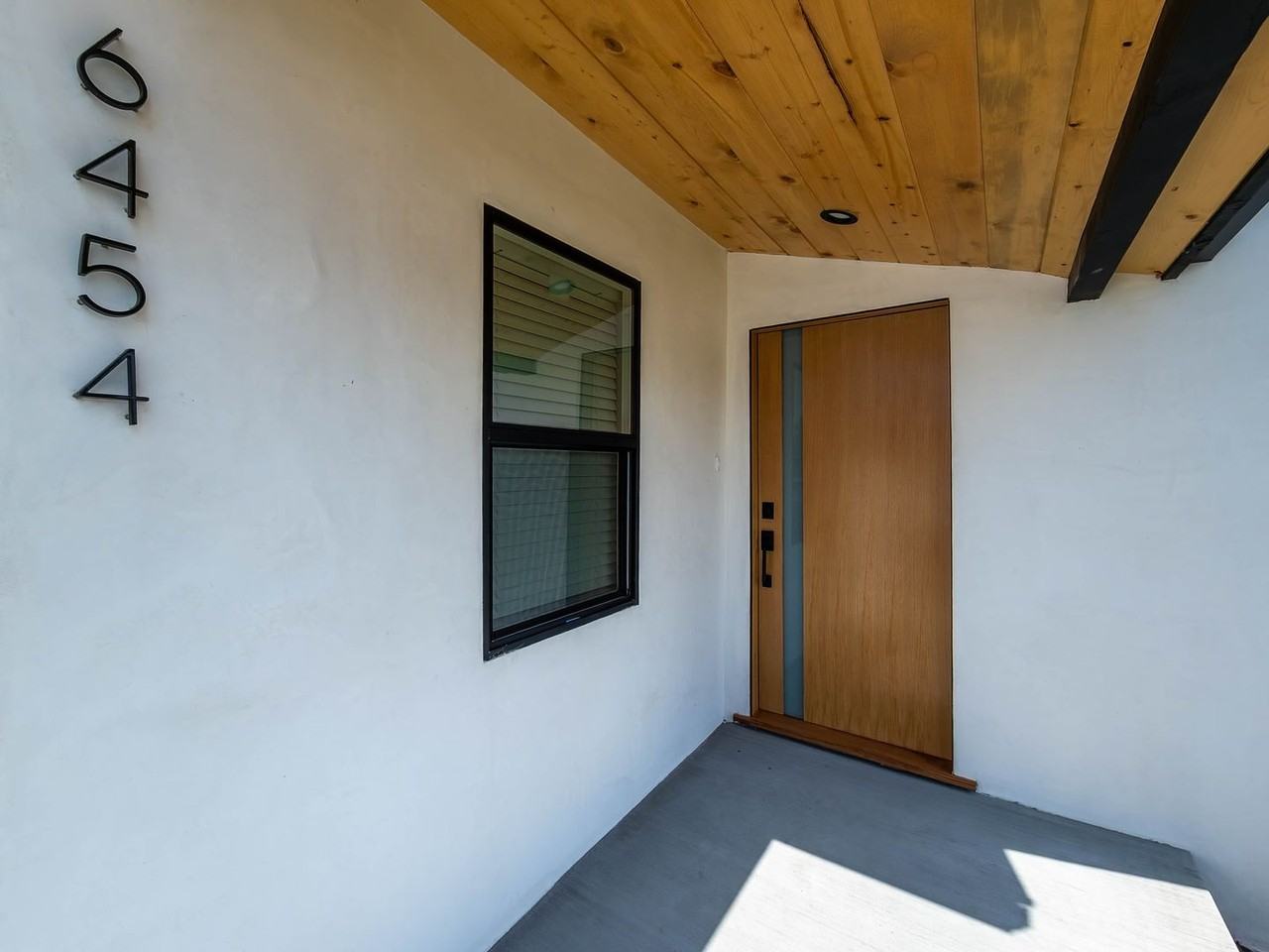 6454 Gentry Ave - Photo 3 of 42