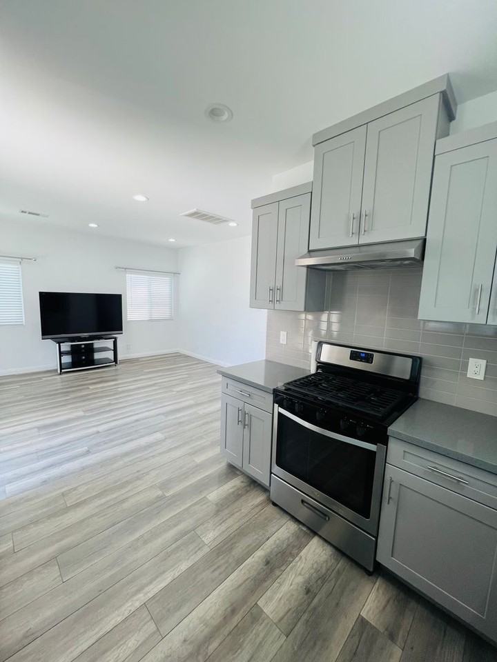 1830 W Bernardy Pl #B - Photo 7 of 27