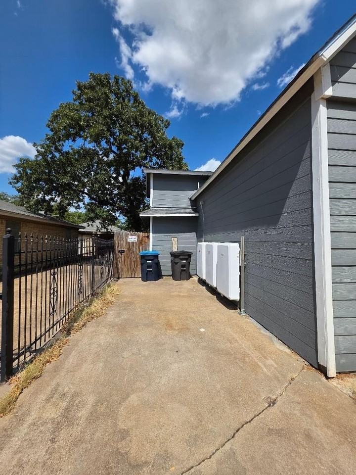 1404 Clinton Ave - Photo 3 of 20