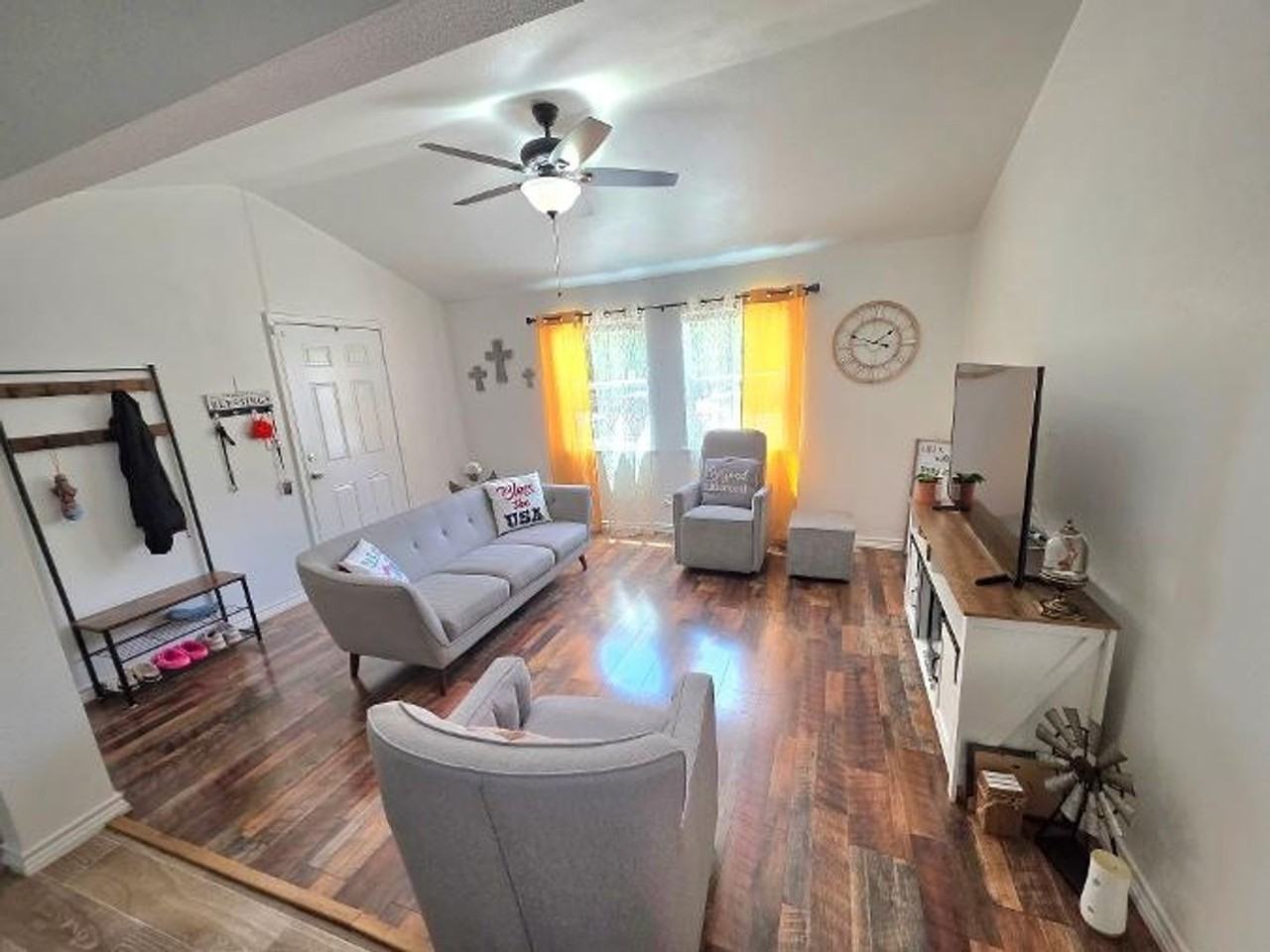 1404 Clinton Ave - Photo 4 of 20