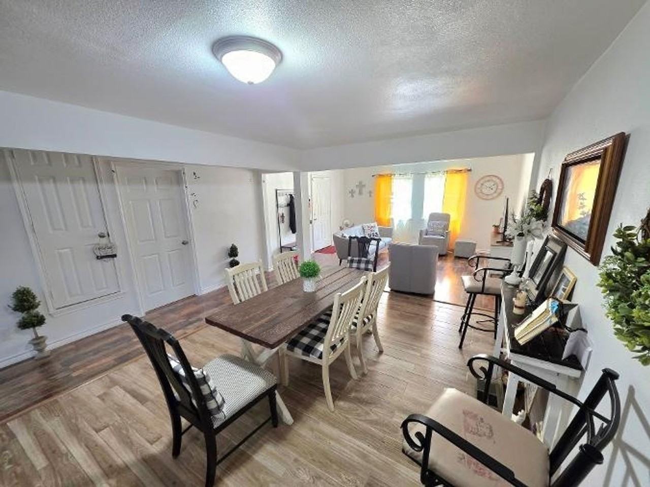 1404 Clinton Ave - Photo 5 of 20
