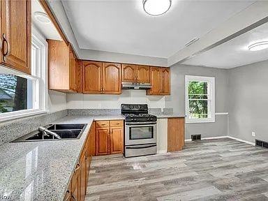 1574 East Ave - Photo 3 of 9