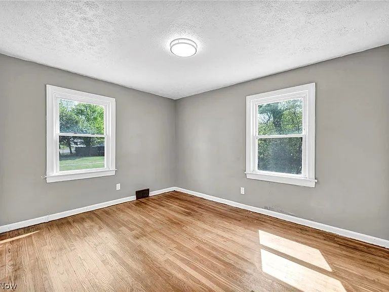 1574 East Ave - Photo 6 of 9