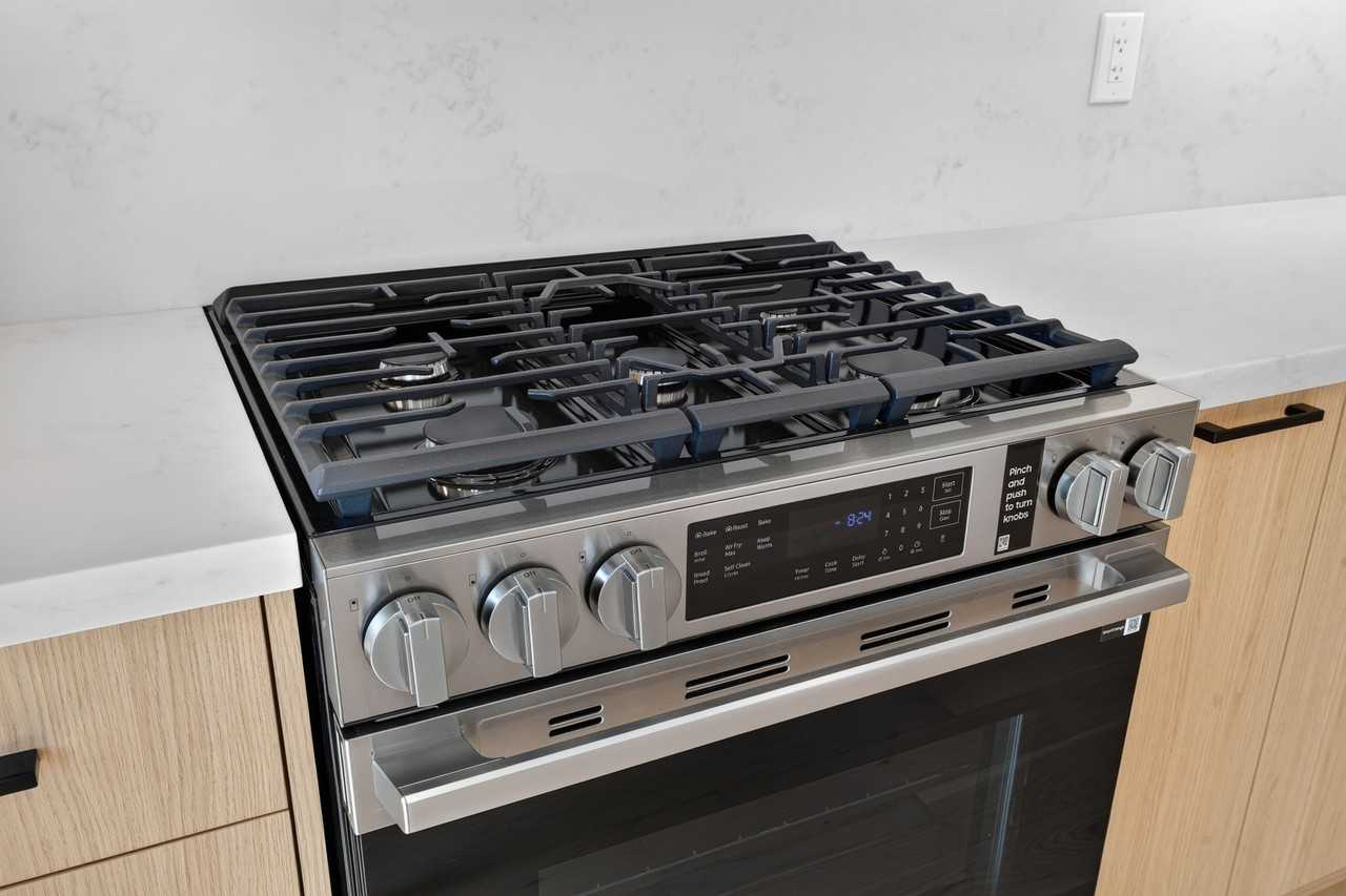 484 Westmount Avenue - Photo 6 of 34