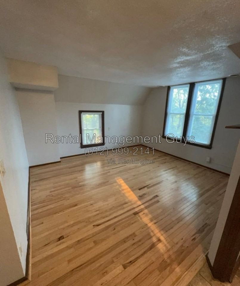 1938 Roblyn Ave #2 - Photo 3 of 16
