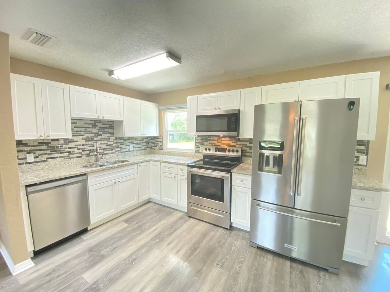 908 Teatro Ct - Photo 7 of 34