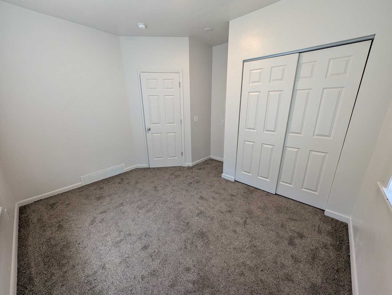 1760 Ne - Photo 3 of 19
