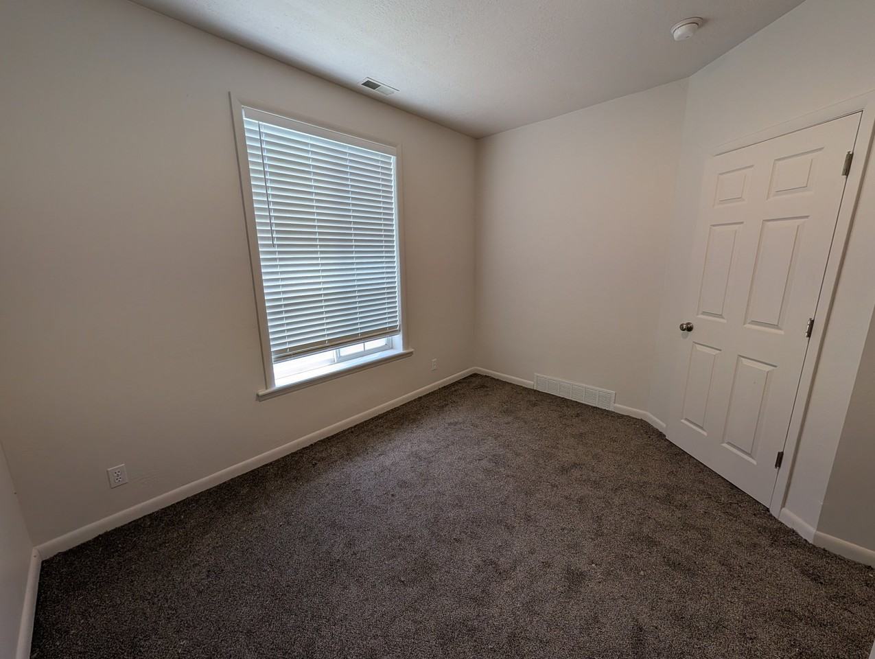 1760 Ne - Photo 4 of 19