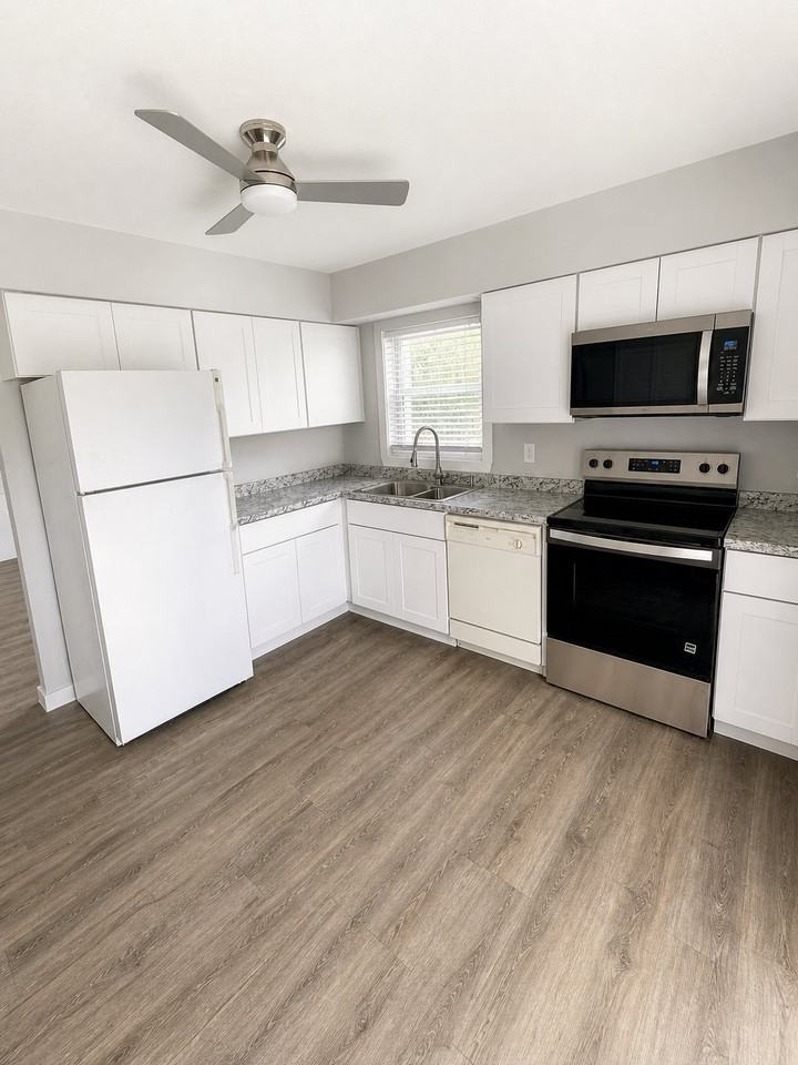 1810 47th Avenue Dr W #1810 - Photo 4 of 11