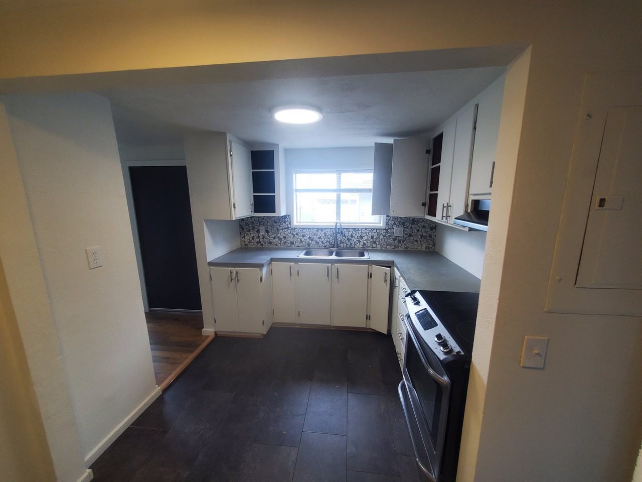 593 Rivington St - Photo 5 of 15