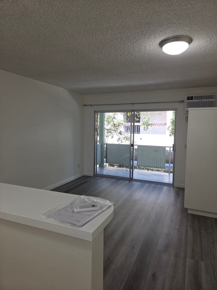 160 S El Molino Ave #103 - Photo 2 of 10