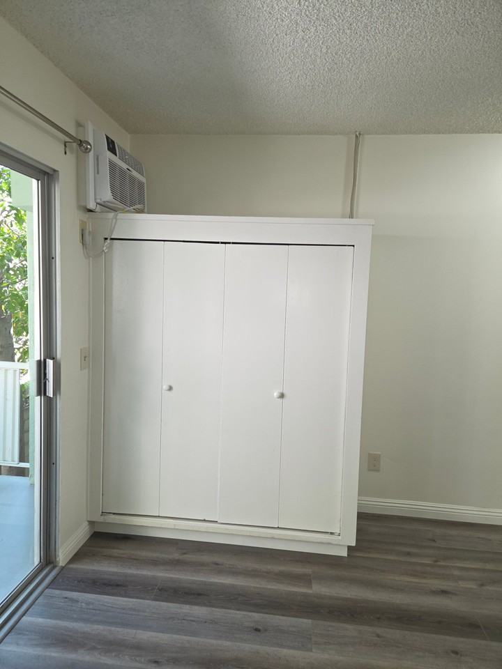 160 S El Molino Ave #103 - Photo 4 of 10