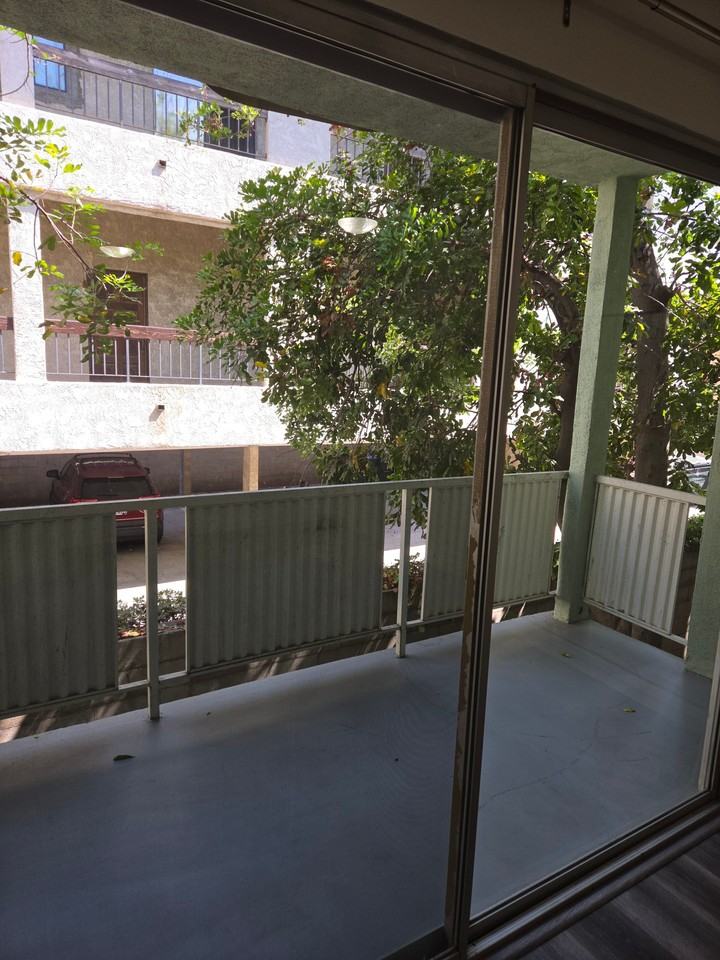 160 S El Molino Ave #103 - Photo 5 of 10