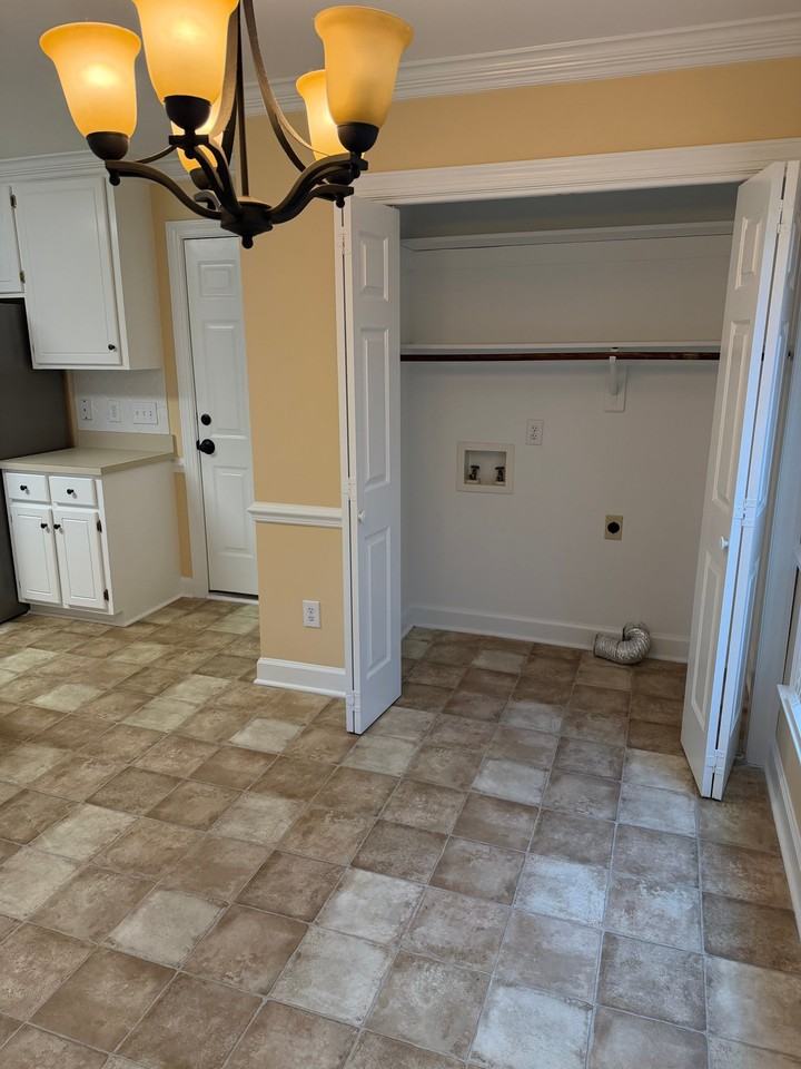 504 Thorngate Rd - Photo 7 of 18