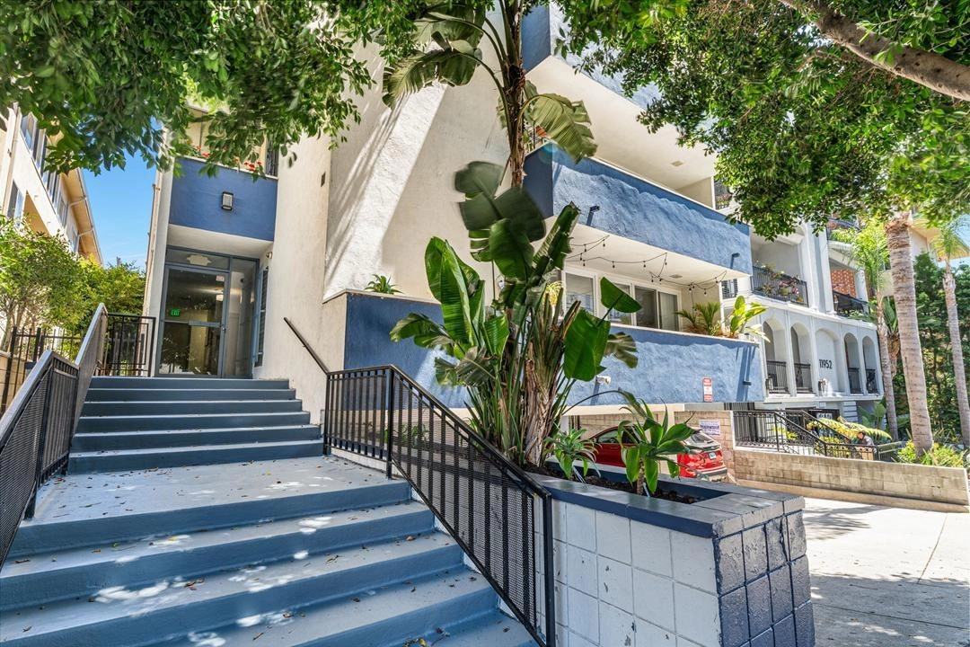 11946 Montana Ave - Photo 2 of 50