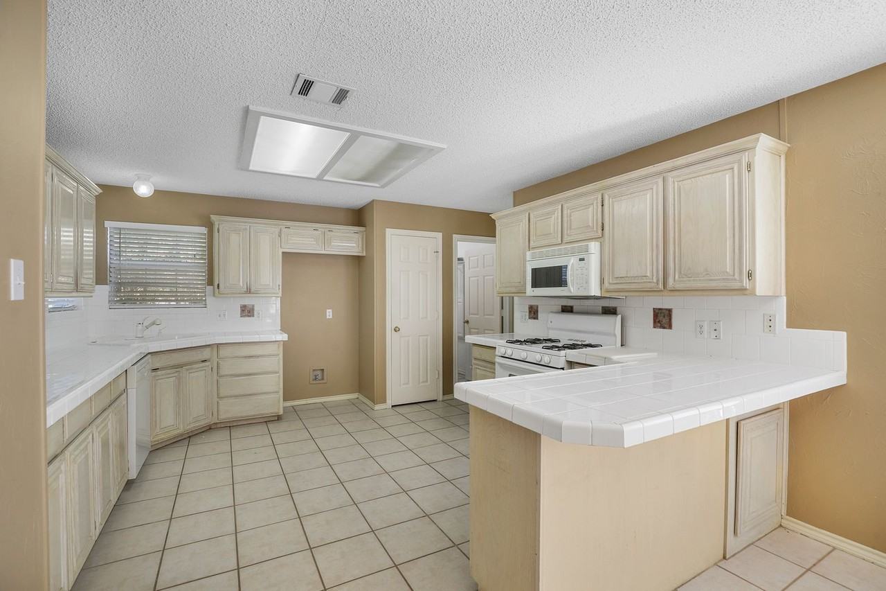 3040 Flamingo Cir - Photo 7 of 16